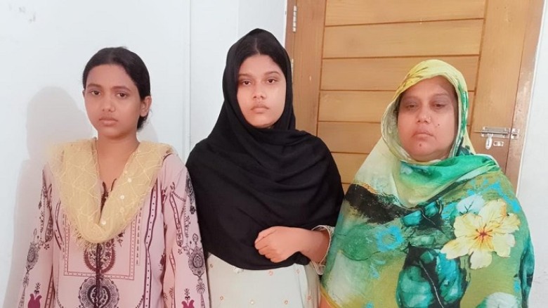 রাজধানীতে বাসা ভাড়া নেওয়ার কথা বলে মুঠোফোন চুরি করা চক্রের তিন নারী গ্রেপ্তার