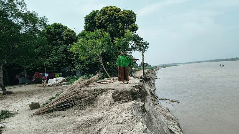 বাসিন্দাদের চোখের সামনেই বিলীন হচ্ছে বসতবাড়ি ও ফসলি জমি